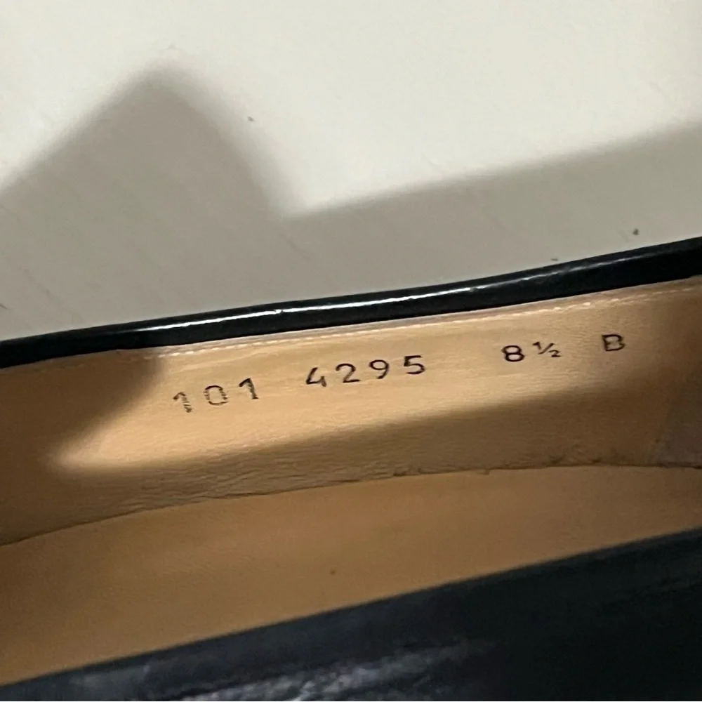 GUCCI Black Leather Block Heels Size 8 1/2 B Gold Tone Bar Across Toes Y2K - Picture 11 of 12